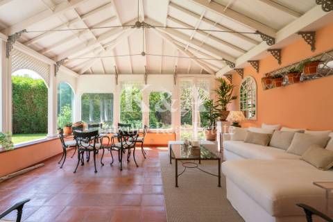 Luxuosa Moradia T5+2, em excelente estado de conservação