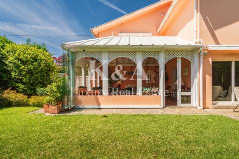 Luxuosa Moradia T5+2, em excelente estado de conservação