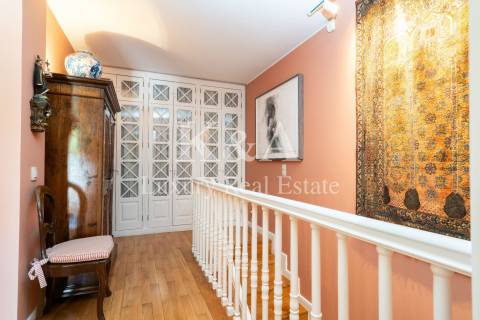 Luxuosa Moradia T5+2, em excelente estado de conservação