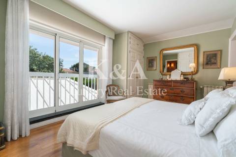 Luxuosa Moradia T5+2, em excelente estado de conservação