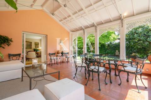 Luxuosa Moradia T5+2, em excelente estado de conservação