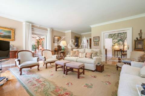 Luxuosa Moradia T5+2, em excelente estado de conservação