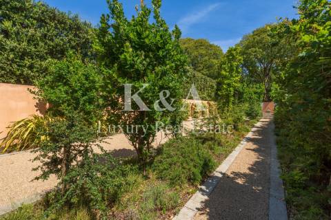 Luxuosa Moradia T5+2, em excelente estado de conservação