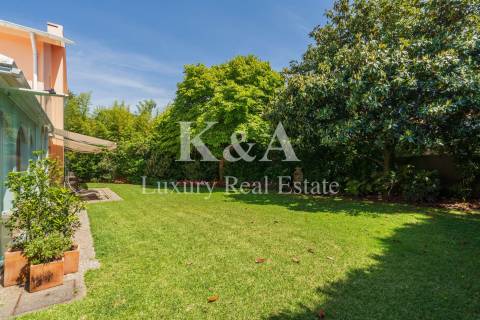 Luxuosa Moradia T5+2, em excelente estado de conservação