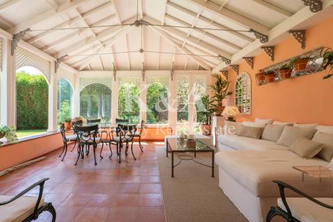 Luxuosa Moradia T5+2, em excelente estado de conservação