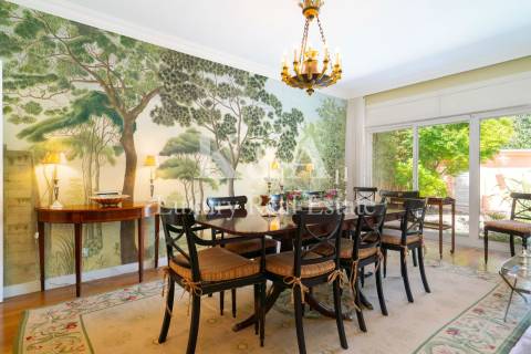 Luxuosa Moradia T5+2, em excelente estado de conservação