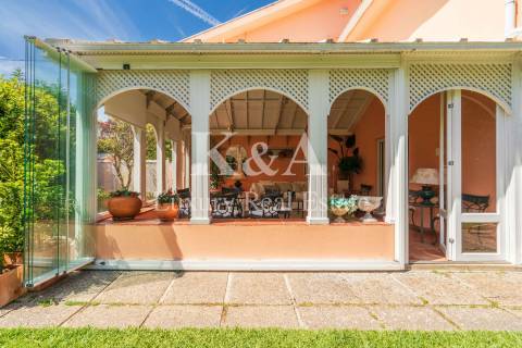 Luxuosa Moradia T5+2, em excelente estado de conservação