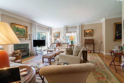 Luxuosa Moradia T5+2, em excelente estado de conservação