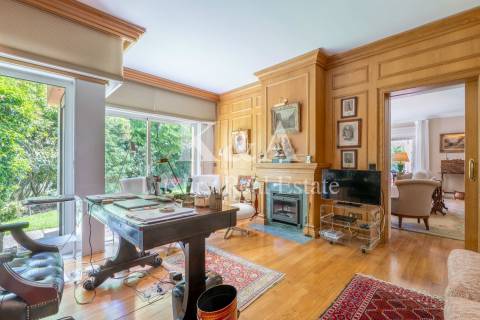 Luxuosa Moradia T5+2, em excelente estado de conservação