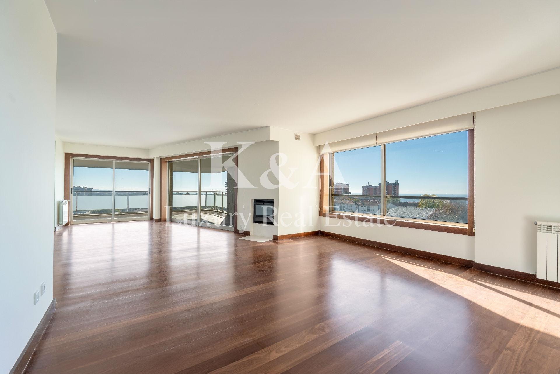 Apartamento T4  em condomínio fechado com jardim e piscina.