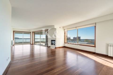 Apartamento T4  em condomínio fechado com jardim e piscina.