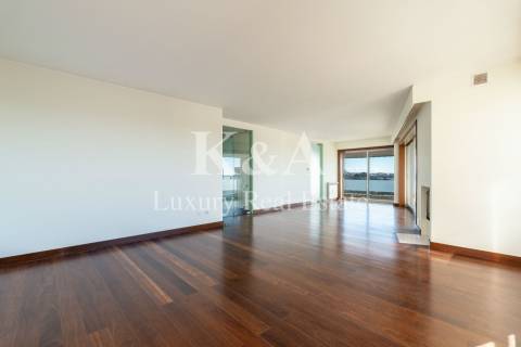 Apartamento T4  em condomínio fechado com jardim e piscina.