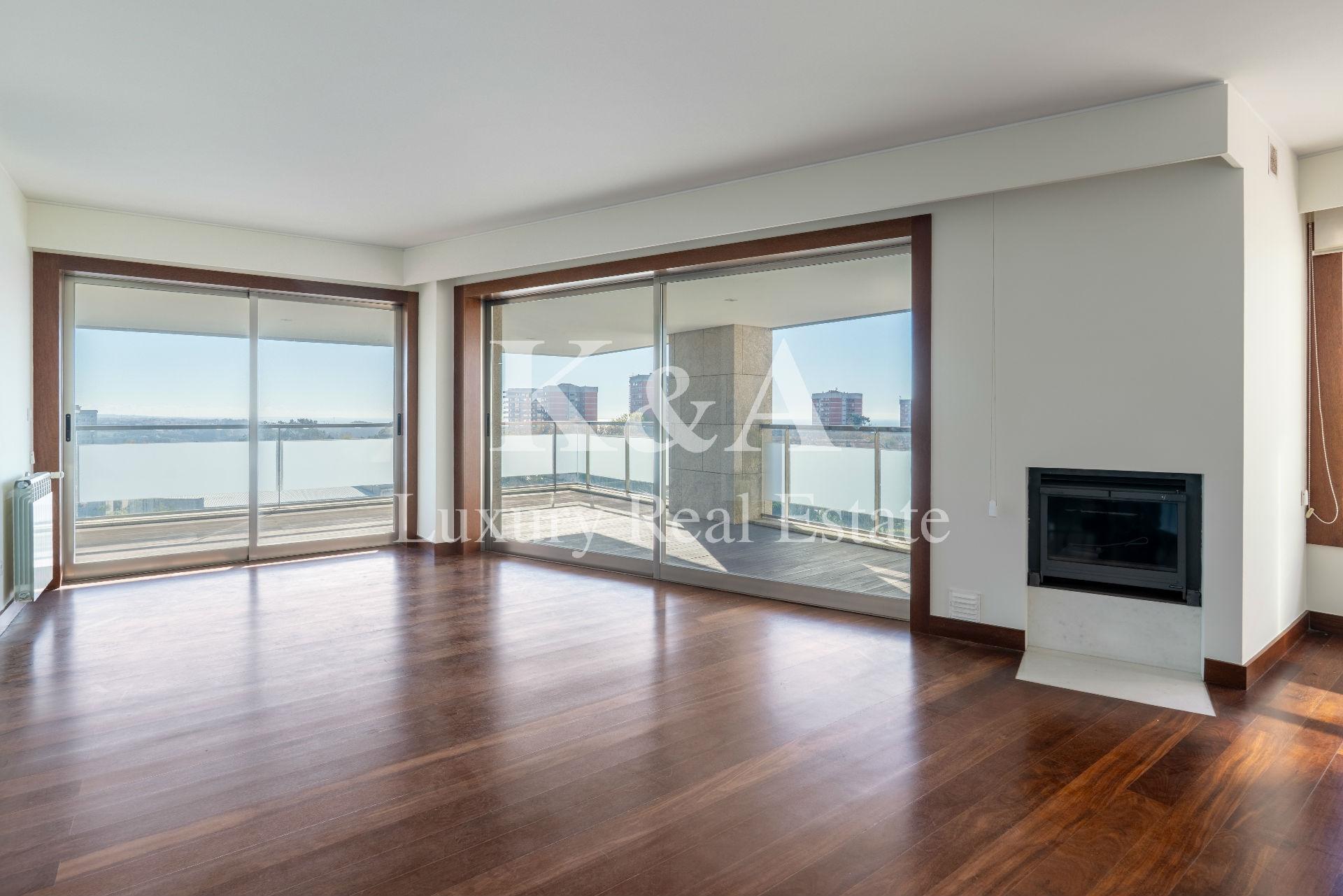 Apartamento T4  em condomínio fechado com jardim e piscina.