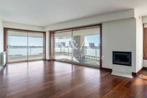 Apartamento T4  em condomínio fechado com jardim e piscina.