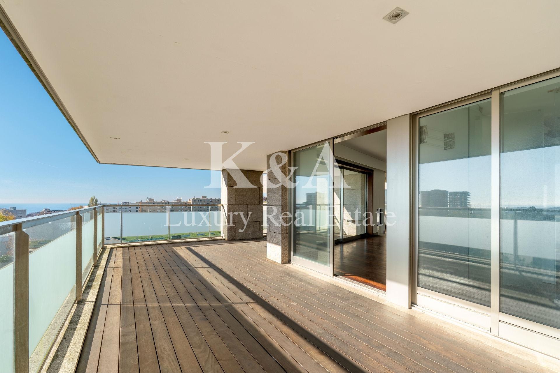 Apartamento T4  em condomínio fechado com jardim e piscina.