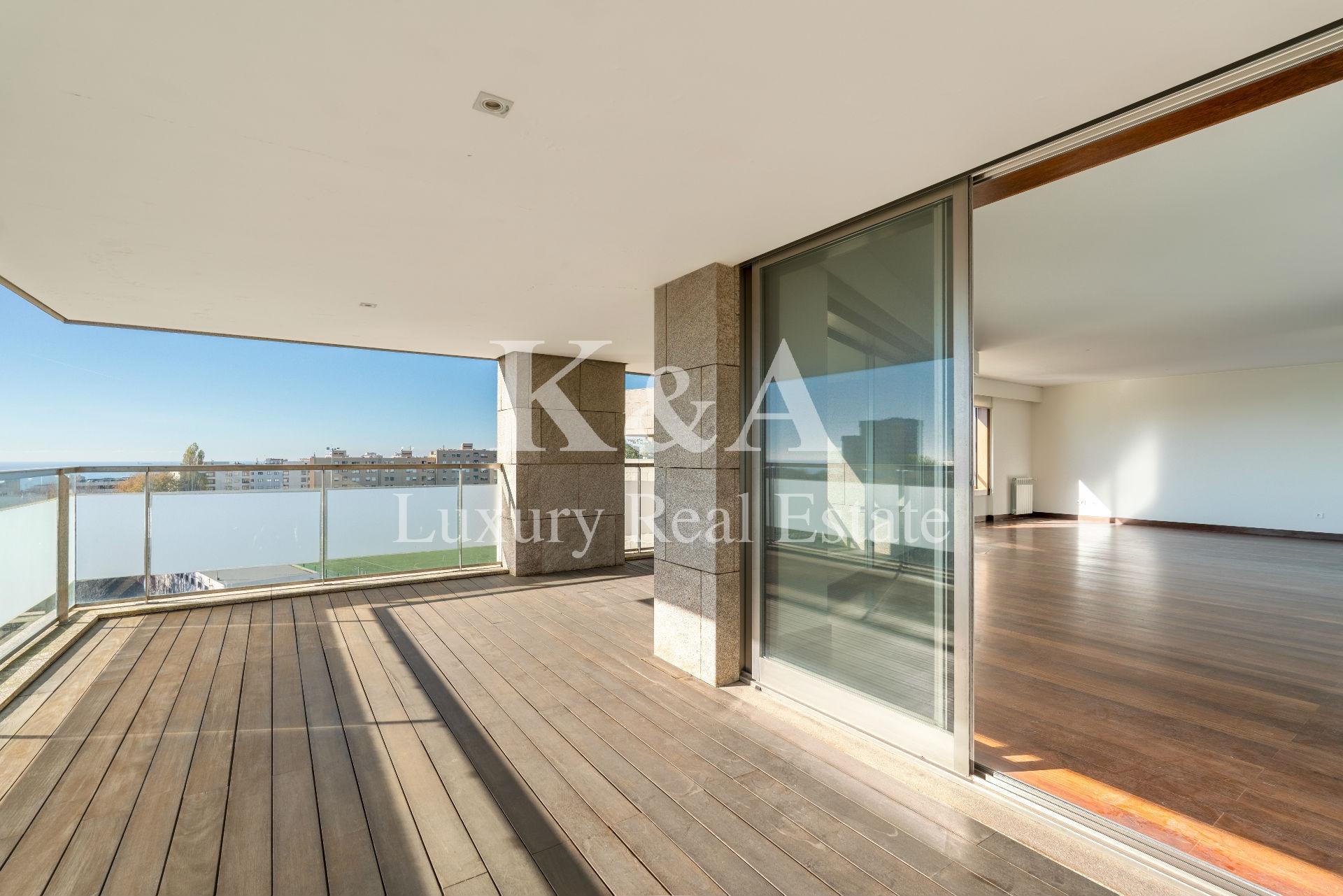 Apartamento T4  em condomínio fechado com jardim e piscina.