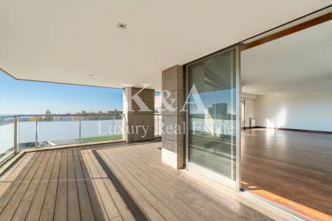 Apartamento T4  em condomínio fechado com jardim e piscina.