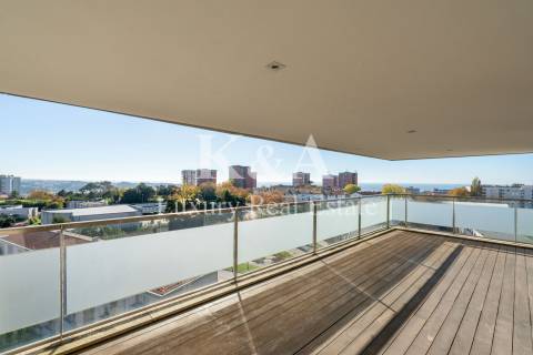 Apartamento T4  em condomínio fechado com jardim e piscina.