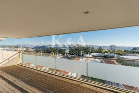 Apartamento T4  em condomínio fechado com jardim e piscina.