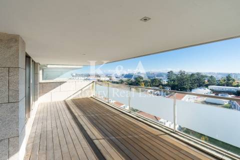 Apartamento T4  em condomínio fechado com jardim e piscina.