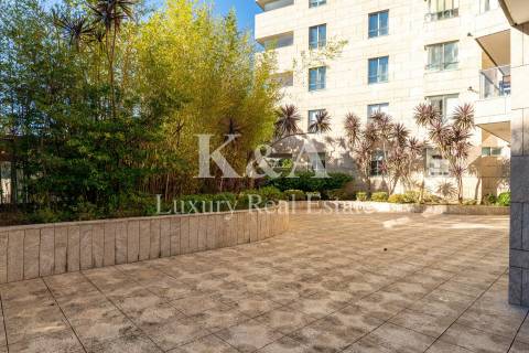 Apartamento T4  em condomínio fechado com jardim e piscina.