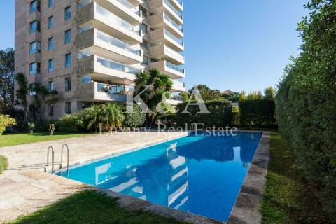 Apartamento T4  em condomínio fechado com jardim e piscina.