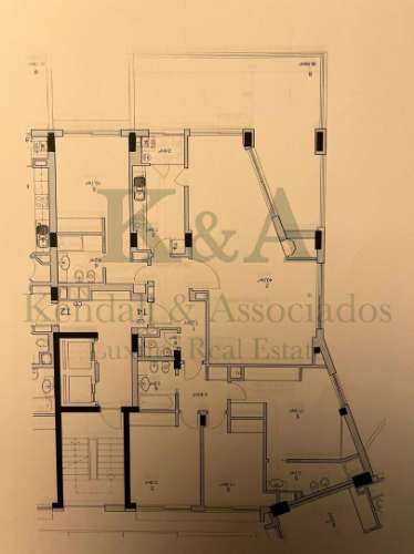 Apartamento T4  em condomínio fechado com jardim e piscina.
