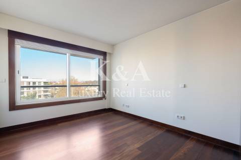 Apartamento T4  em condomínio fechado com jardim e piscina.