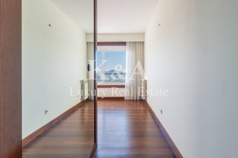 Apartamento T4  em condomínio fechado com jardim e piscina.