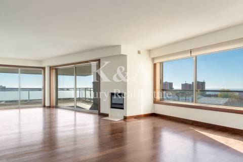 Apartamento T4  em condomínio fechado com jardim e piscina.