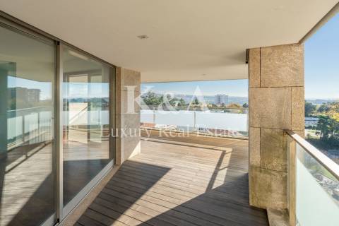 Apartamento T4  em condomínio fechado com jardim e piscina.