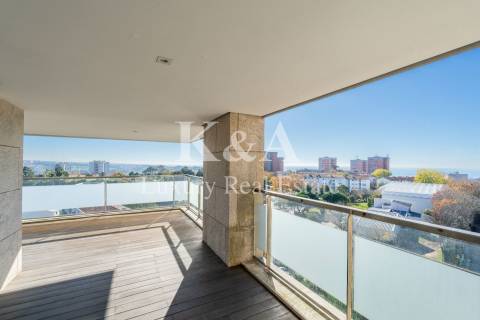 Apartamento T4  em condomínio fechado com jardim e piscina.