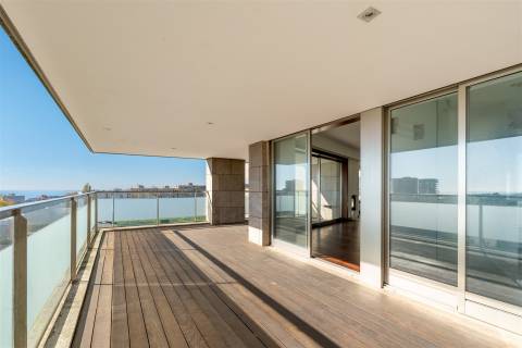 Apartamento T4  em condomínio fechado com jardim e piscina.