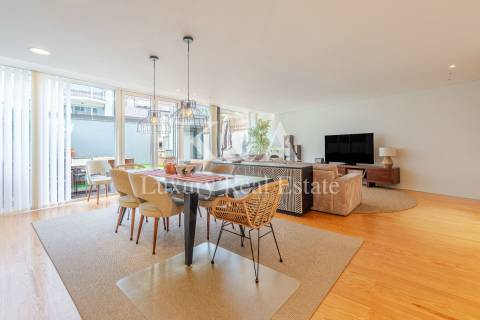 Moradia T3 com jardim e piscina no Porto.