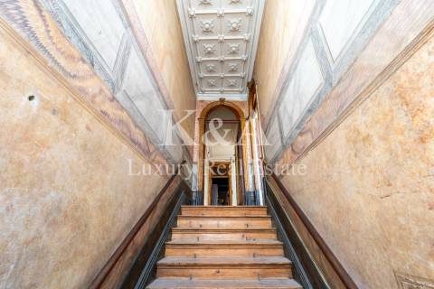 Moradia com lote de 1310m2 para recuperar na zona de Serralves.