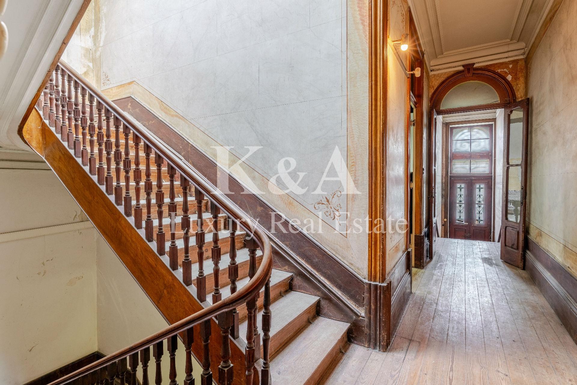 Moradia com lote de 1310m2 para recuperar na zona de Serralves.