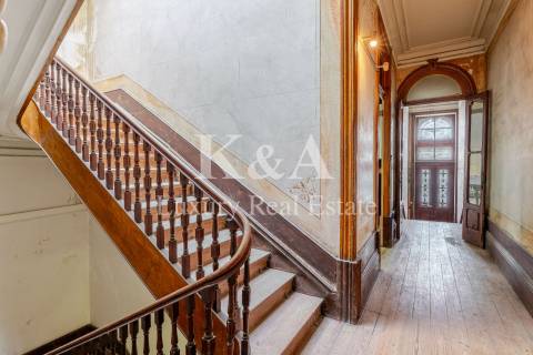 Moradia com lote de 1310m2 para recuperar na zona de Serralves.