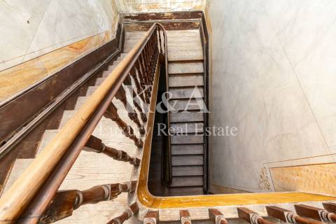 Moradia com lote de 1310m2 para recuperar na zona de Serralves.