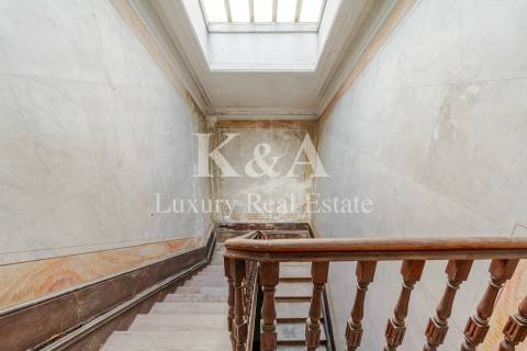 Moradia com lote de 1310m2 para recuperar na zona de Serralves.