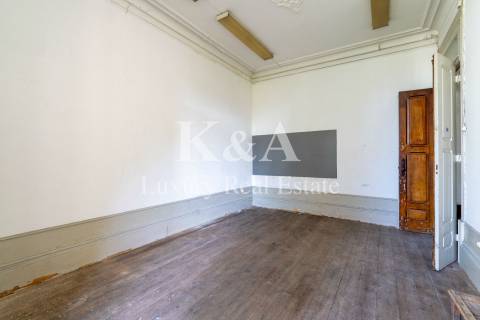 Moradia com lote de 1310m2 para recuperar na zona de Serralves.