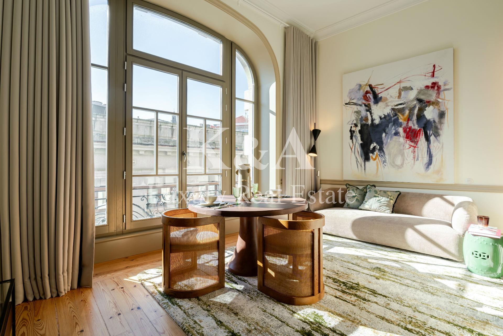 Apartamento T1, no Porto, num edificio de valor historico.