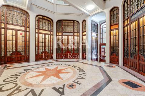 Apartamento T1, no Porto, num edificio de valor historico.