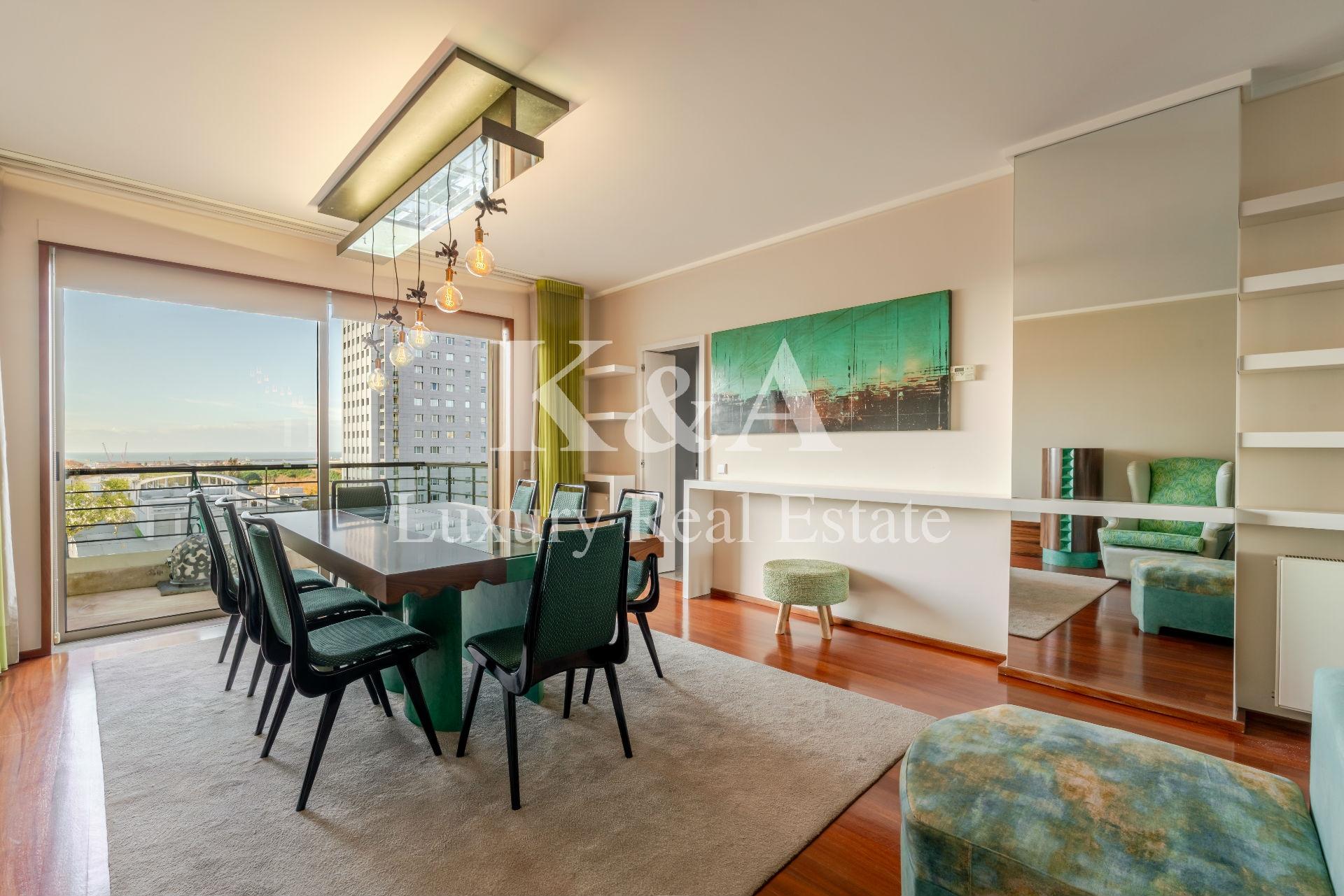 Apartamento T3, com vistas mar, na Foz.