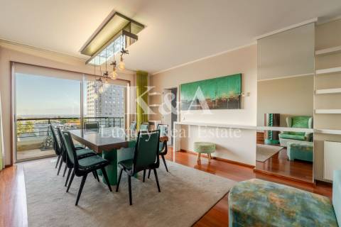 Apartamento T3, com vistas mar, na Foz.