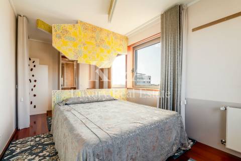 Apartamento T3, com vistas mar, na Foz.