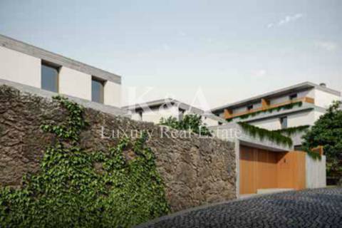 Moradia em condomínio fechado, perto do Parque da Cidade.