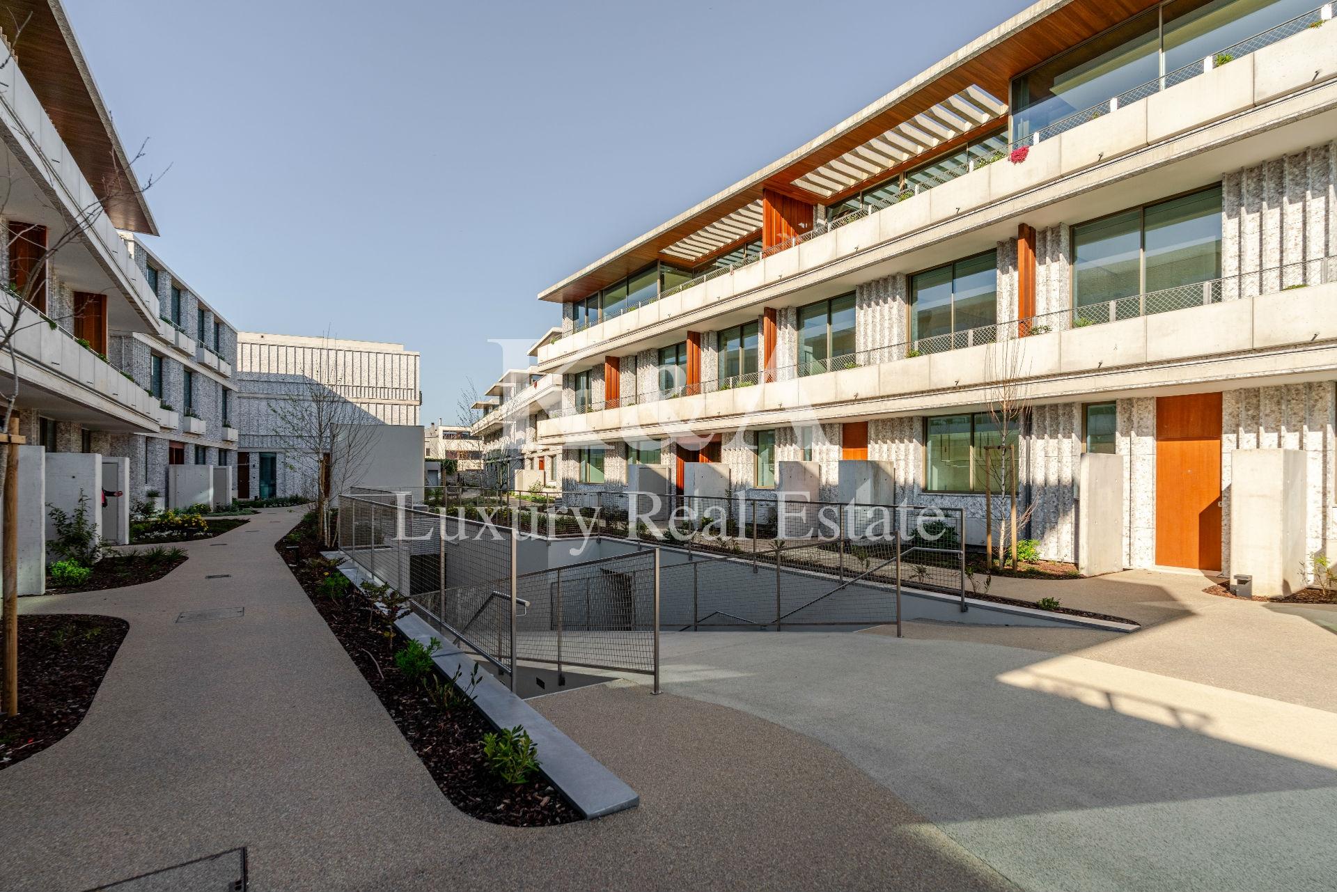 Moradia T3 duplex com jardim, em condomínio de luxo novo.