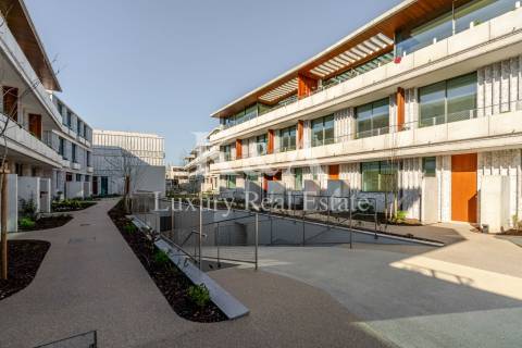 Moradia T3 duplex com jardim, em condomínio de luxo novo.