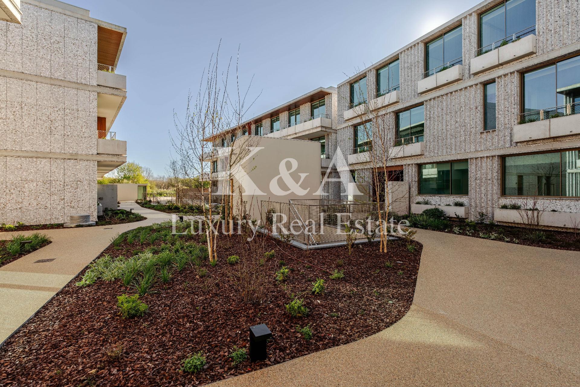 Moradia T3 duplex com jardim, em condomínio de luxo novo.