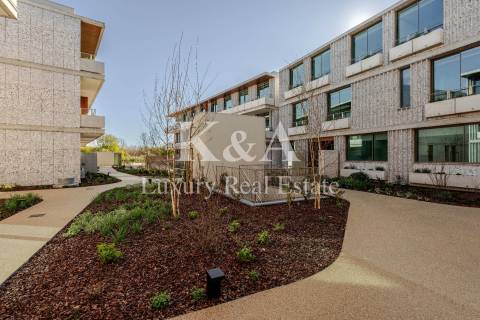 Moradia T3 duplex com jardim, em condomínio de luxo novo.